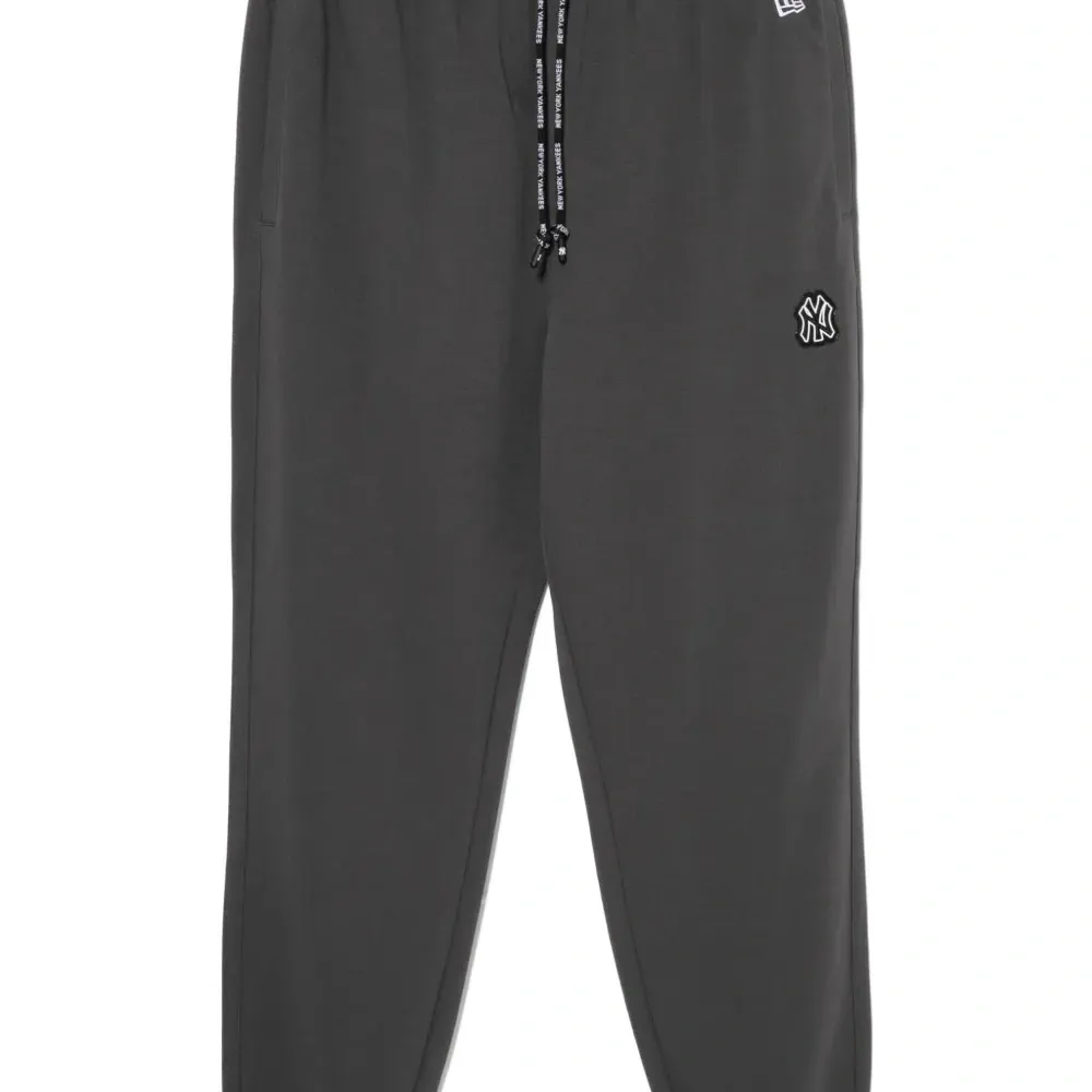 Брюки с тисненым логотипом