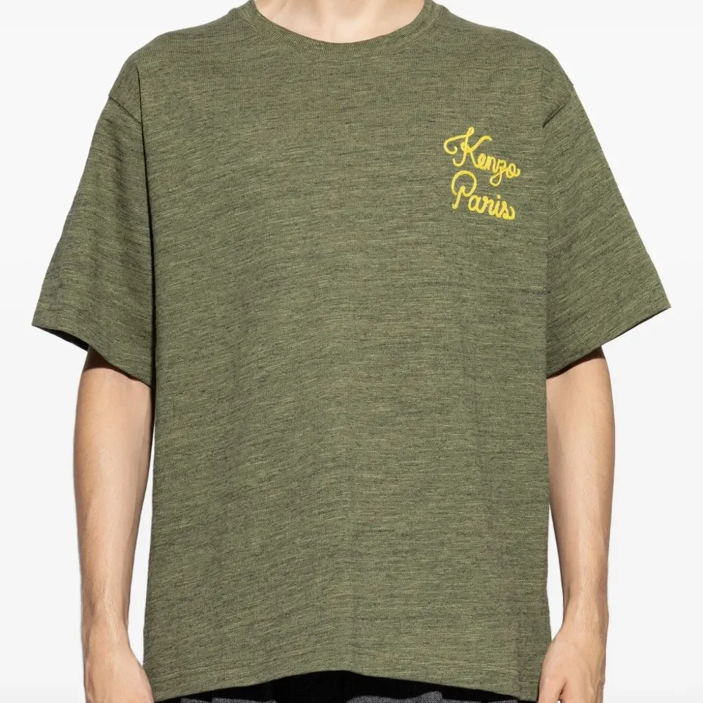 Футболка с вышитым логотипом