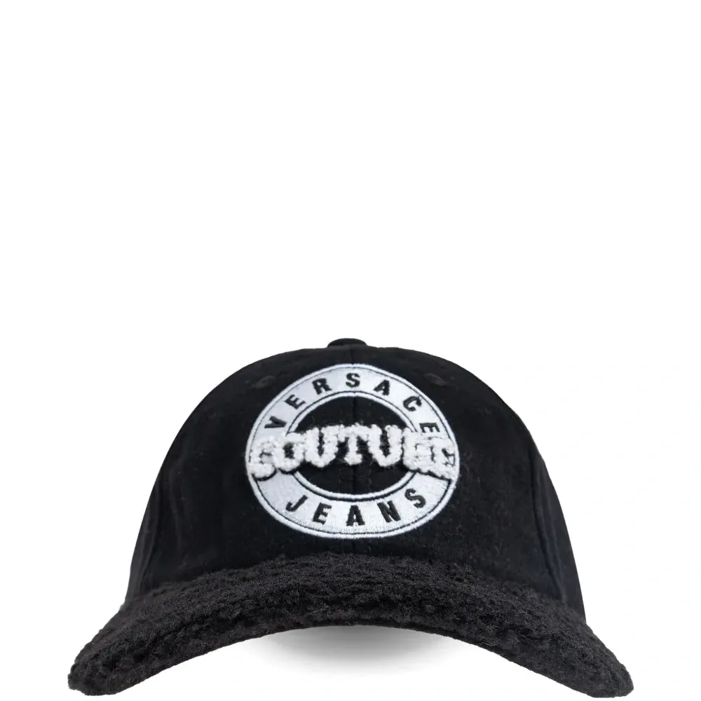 Шапка с нашивкой-логотипом