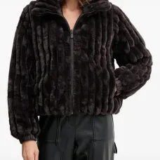 Фактурная пуховая куртка