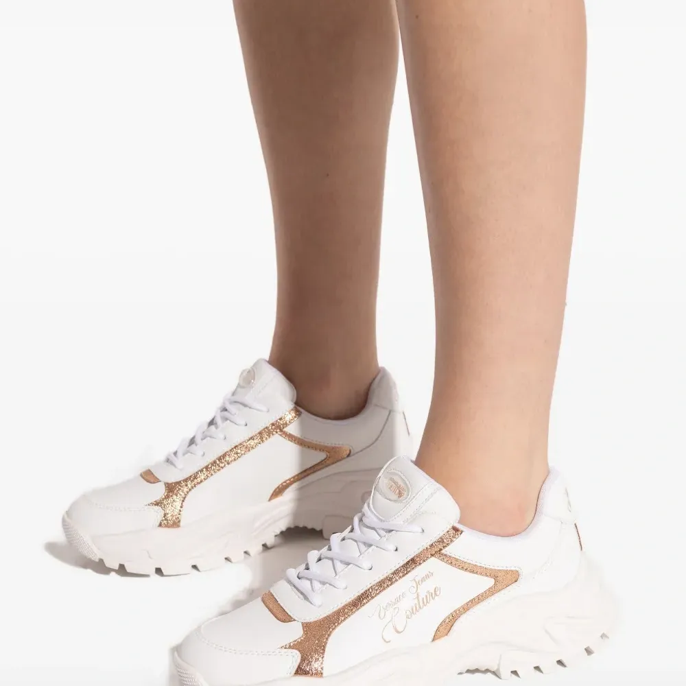 Кроссовки с блестящими деталями