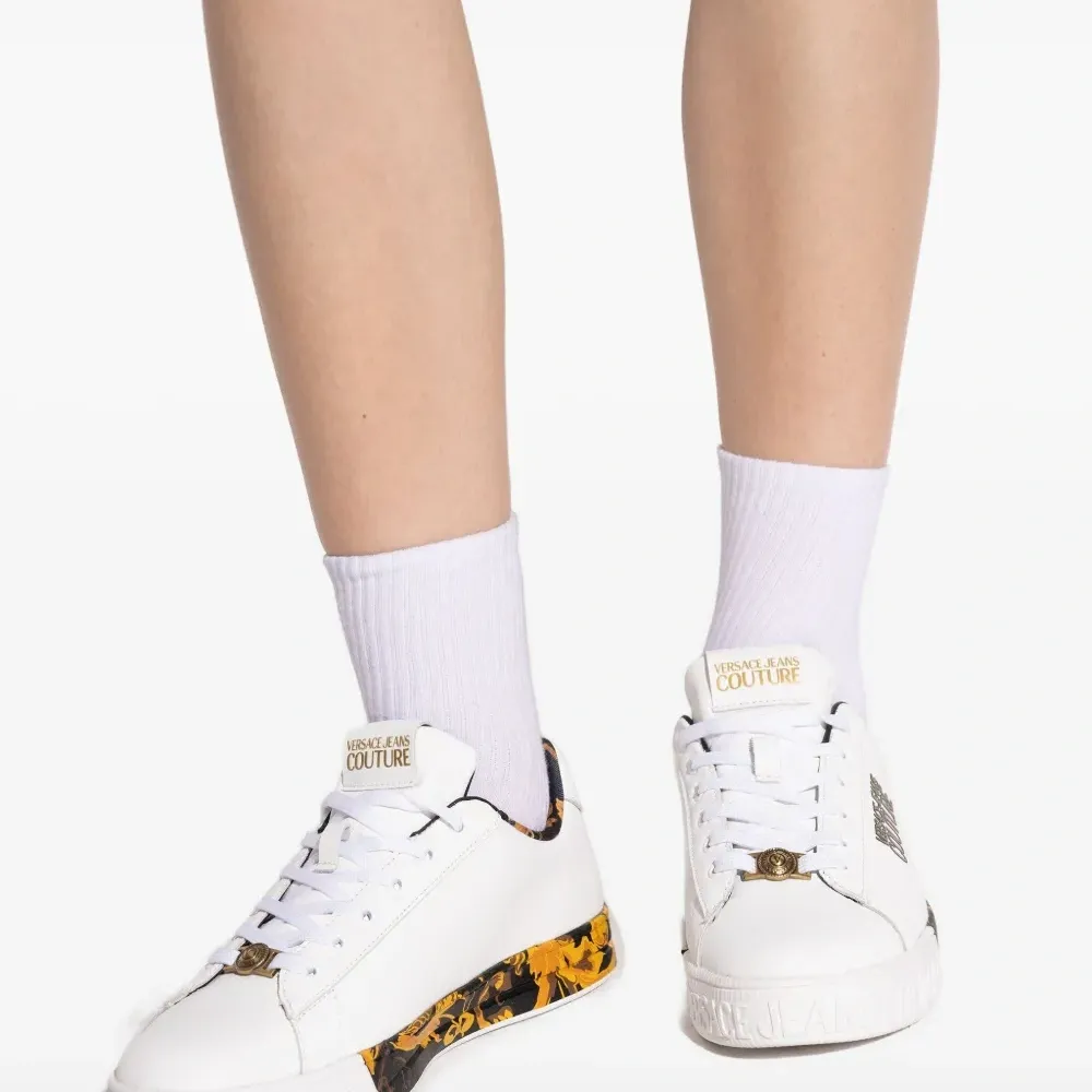 Кроссовки с логотипом