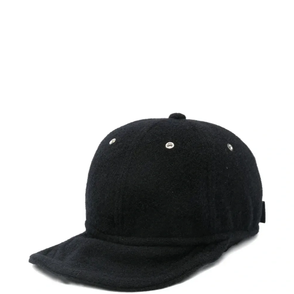 Шерстяная кепка с люверсами