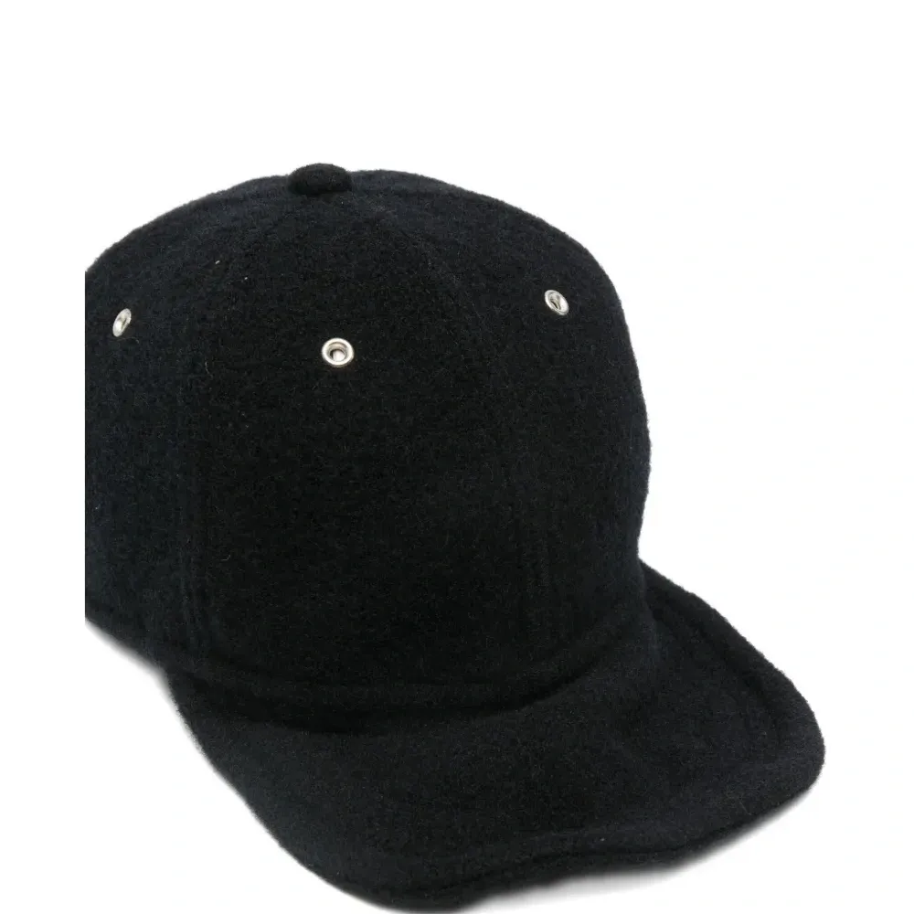 Шерстяная кепка с люверсами