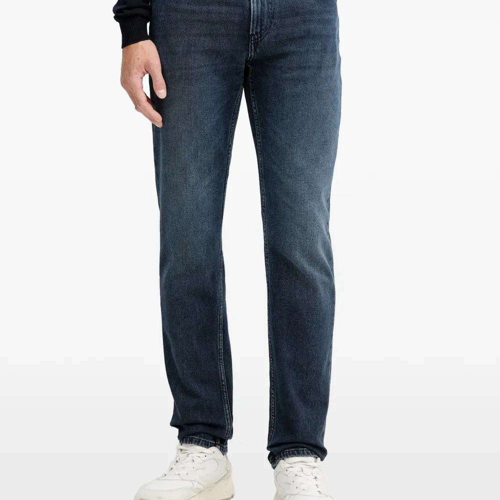 Джинсы с джинсовыми нашивками Close