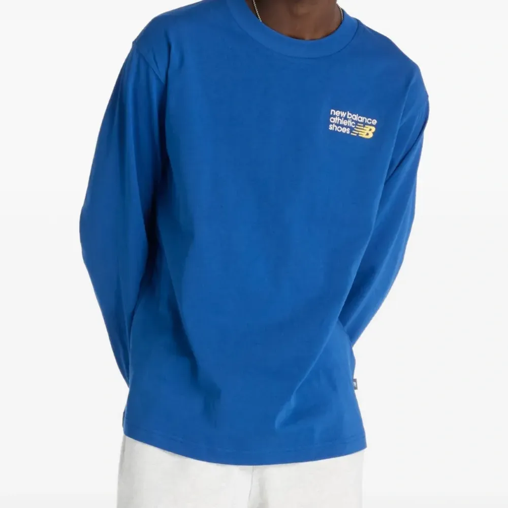 Футболка с вышитым логотипом