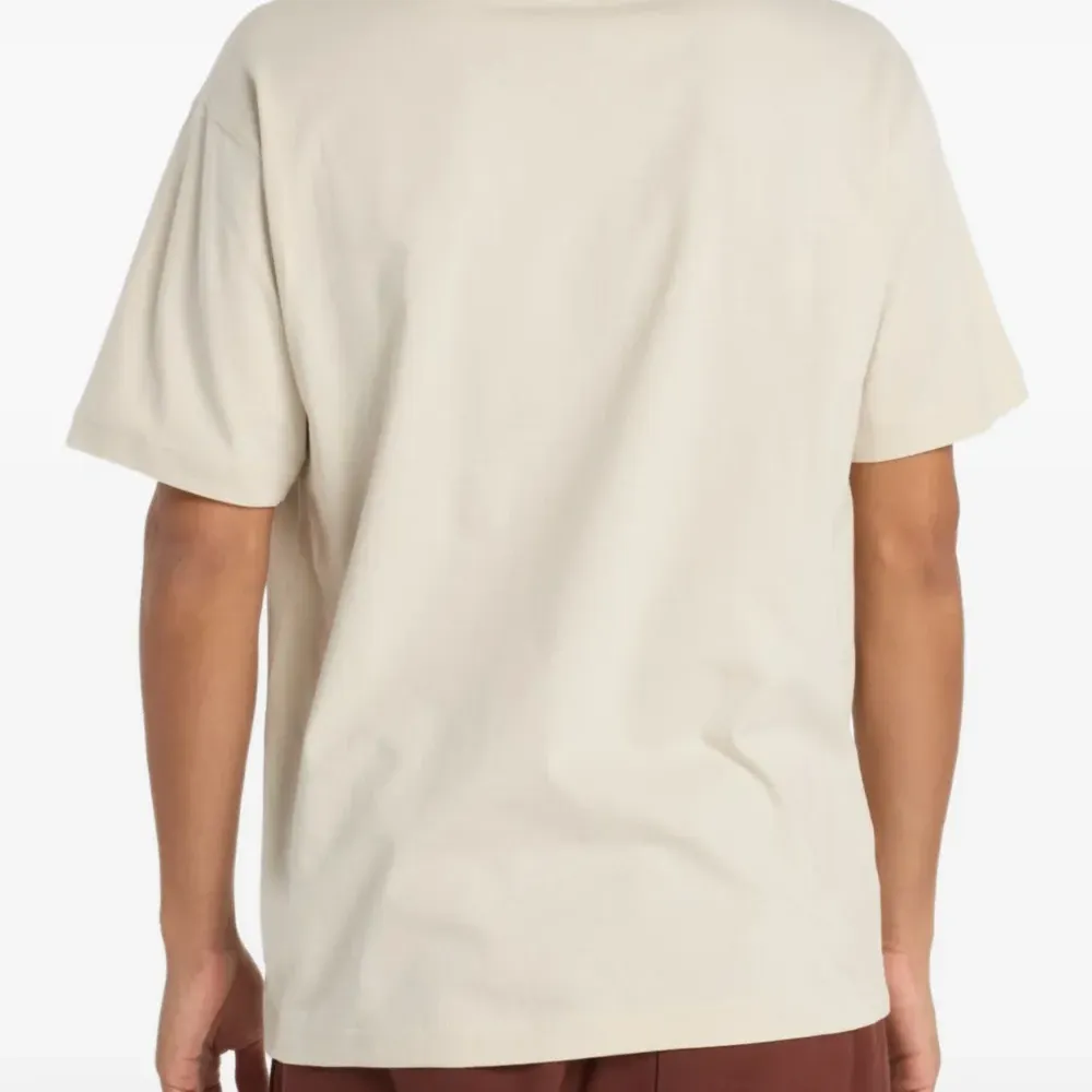 Футболка с вышитым логотипом