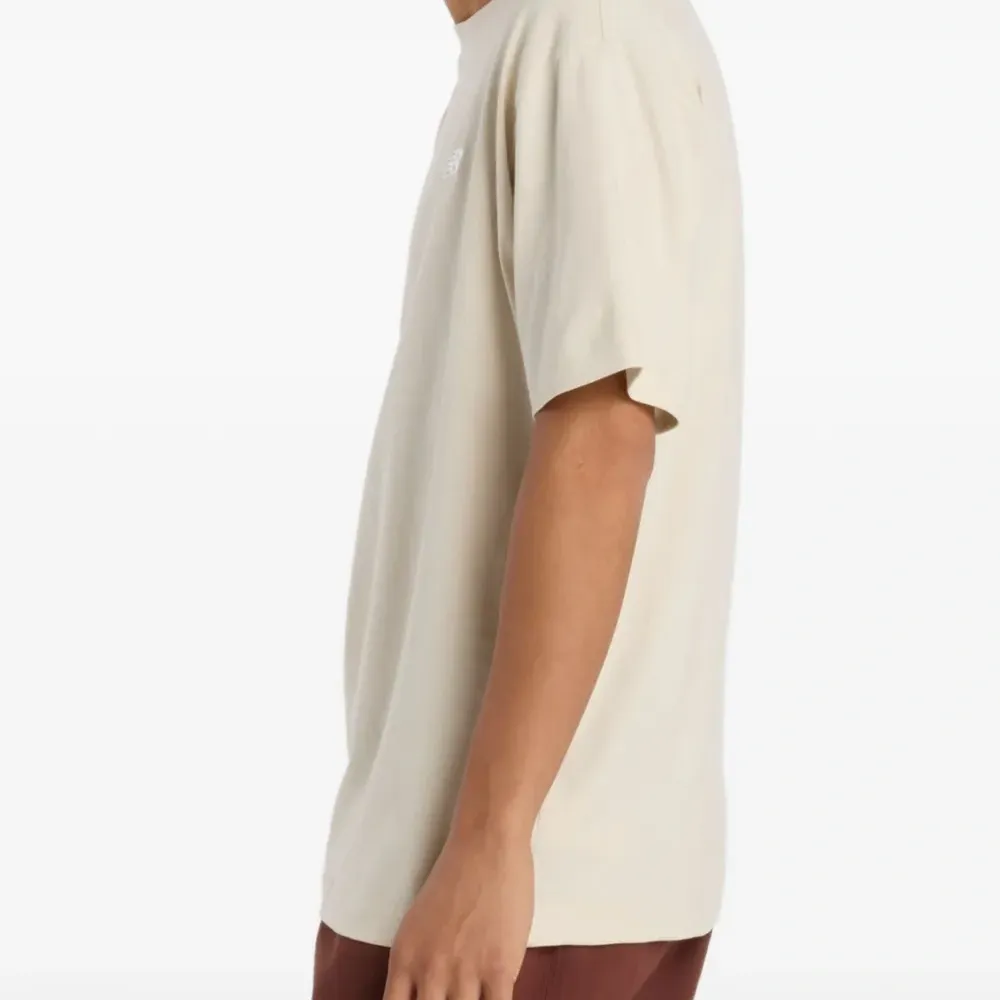 Футболка с вышитым логотипом