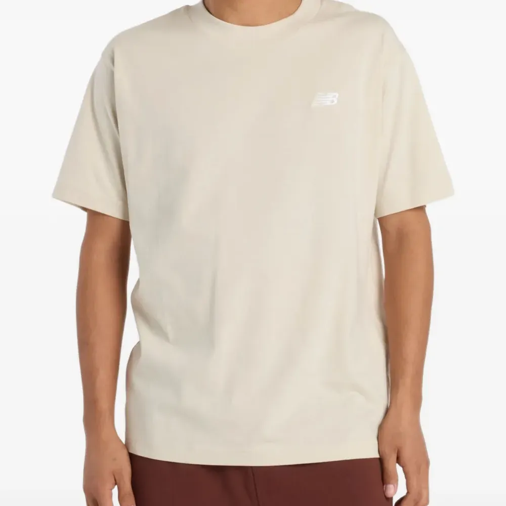 Футболка с вышитым логотипом