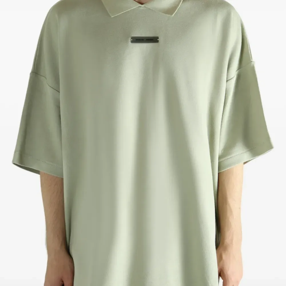 Футболка с логотипом на планке