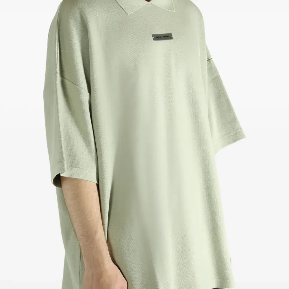 Футболка с логотипом на планке