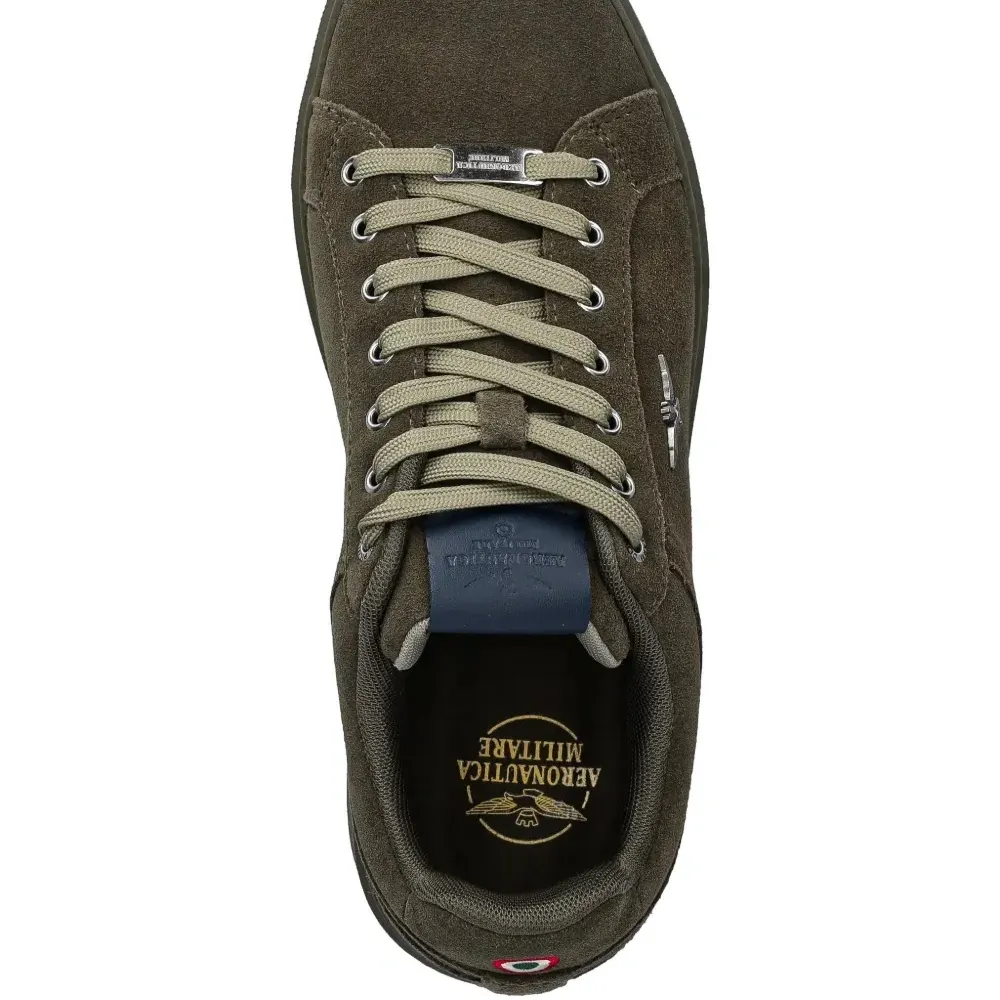 Кеды с нашивками и шнуровкой