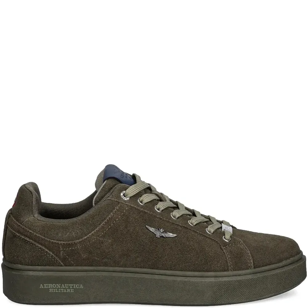 Кеды с нашивками и шнуровкой