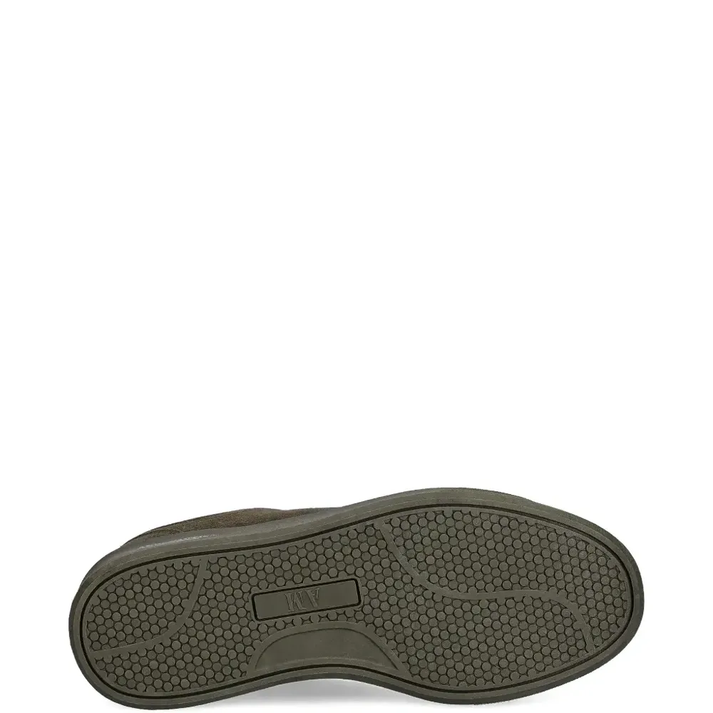 Кеды с нашивками и шнуровкой