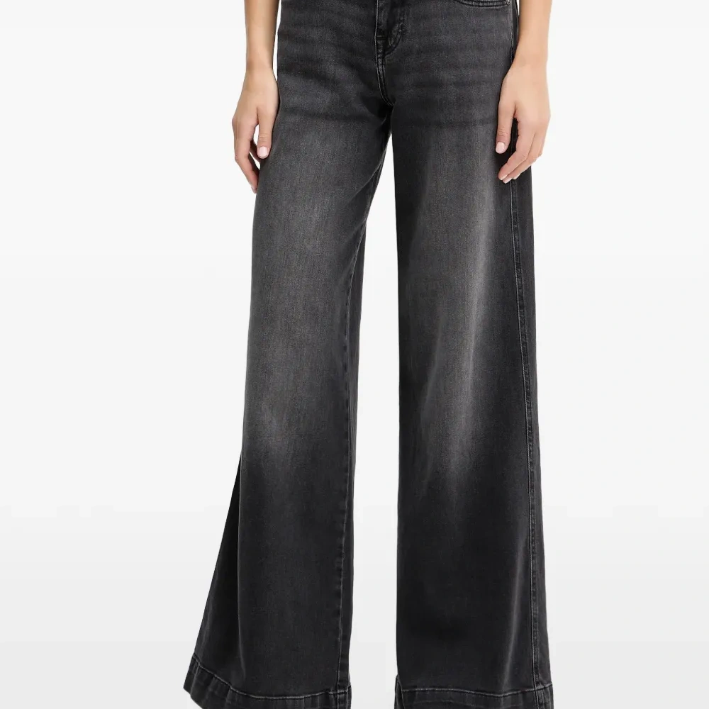 Джинсы с вышитым логотипом