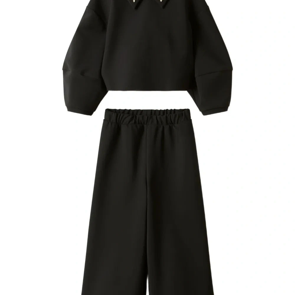 Костюм с брюками, украшенный кристаллами