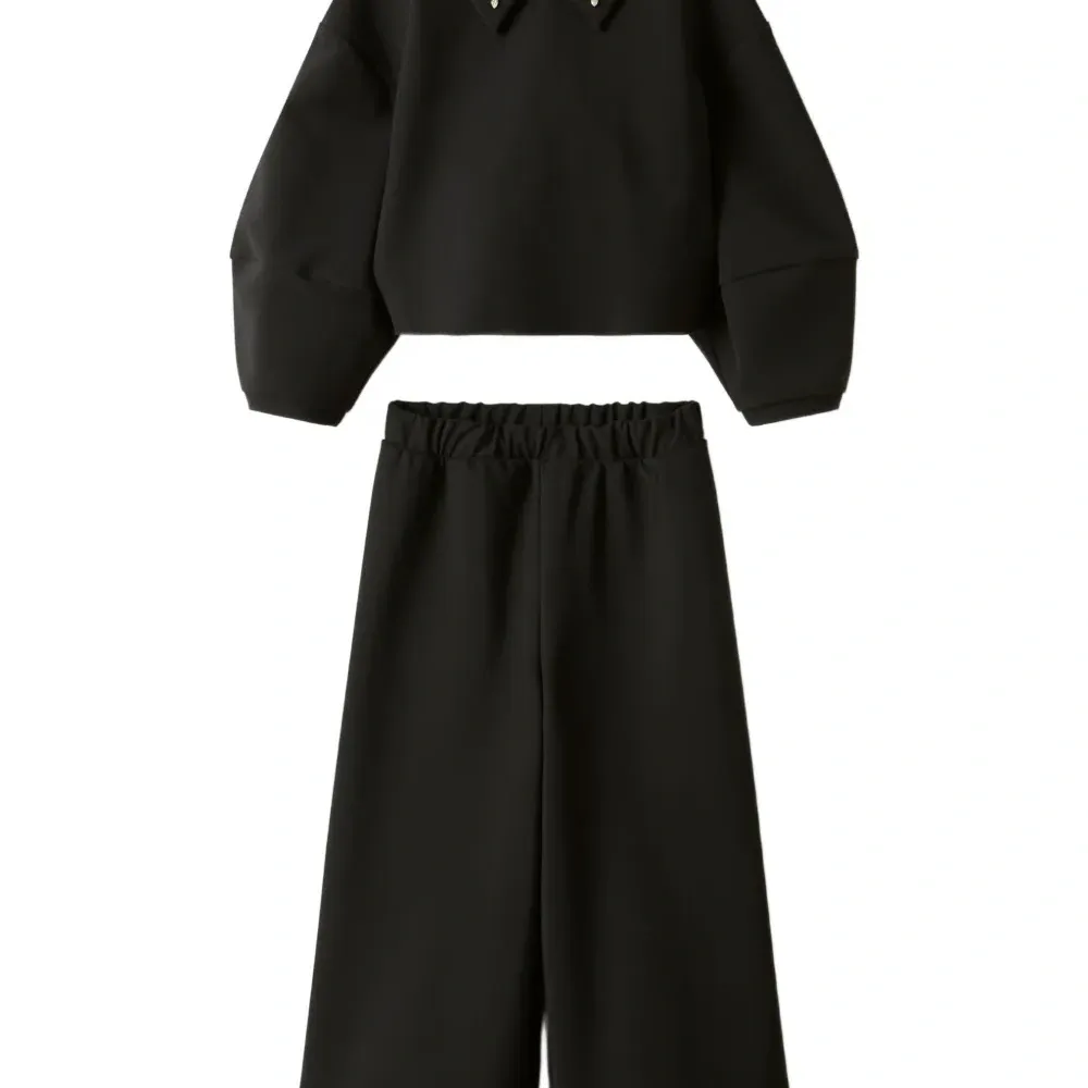 Костюм с брюками, украшенный кристаллами