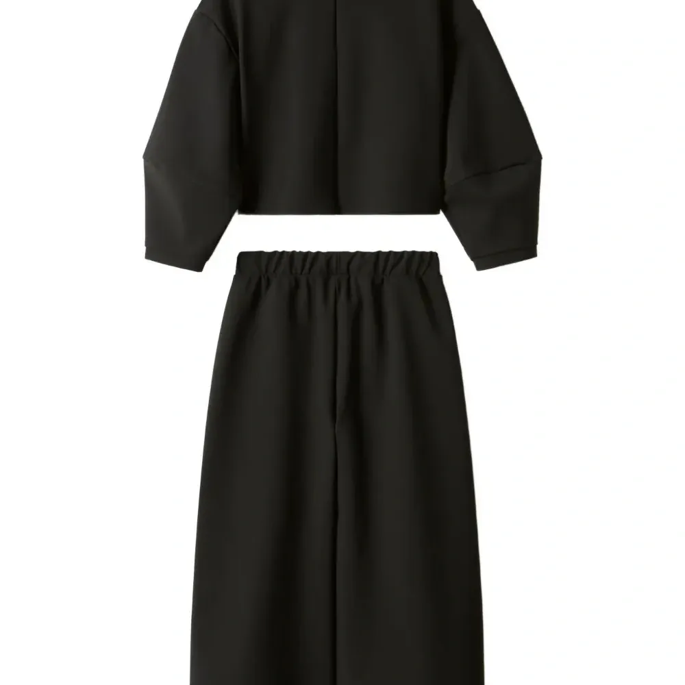 Костюм с брюками, украшенный кристаллами