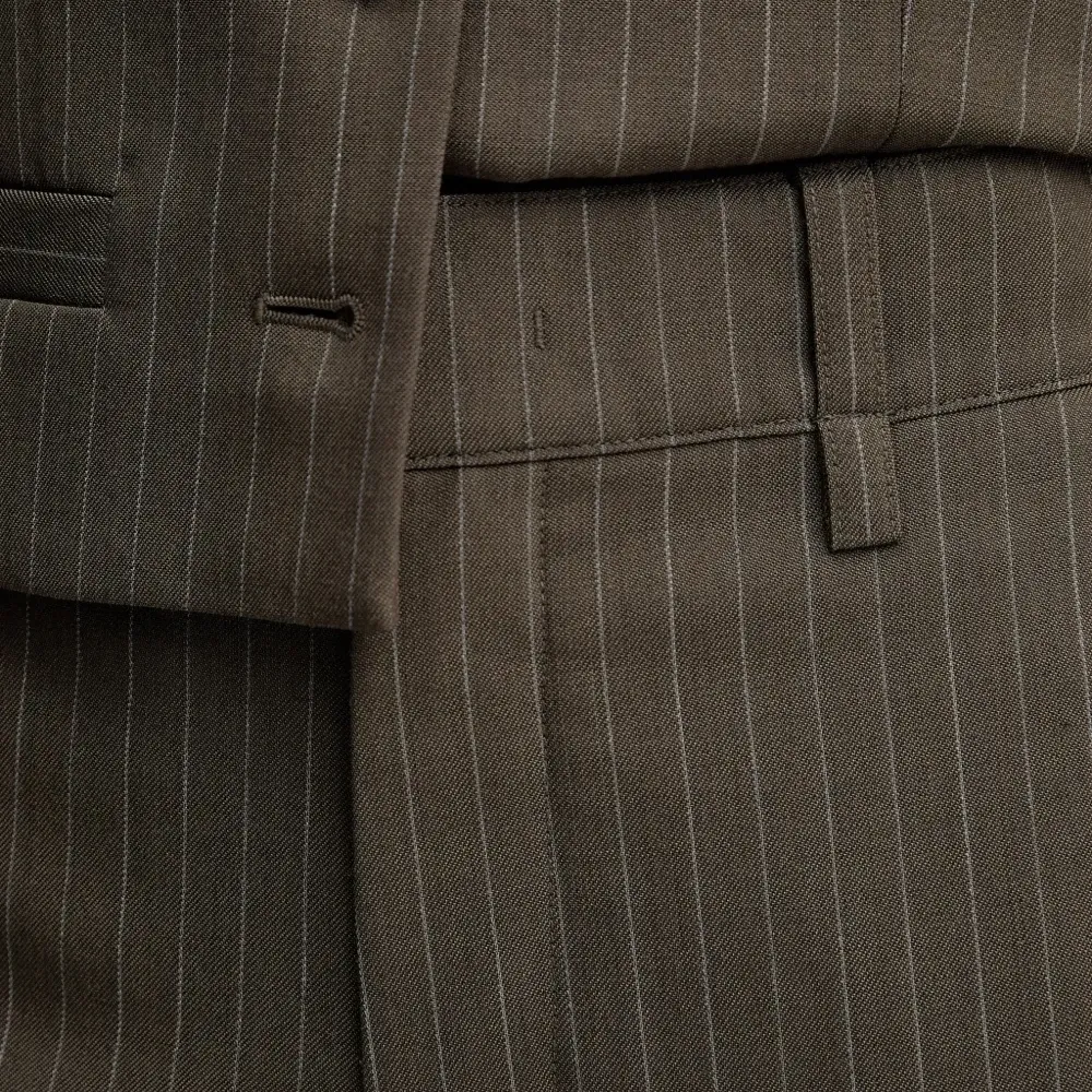 Брюки в тонкую полоску