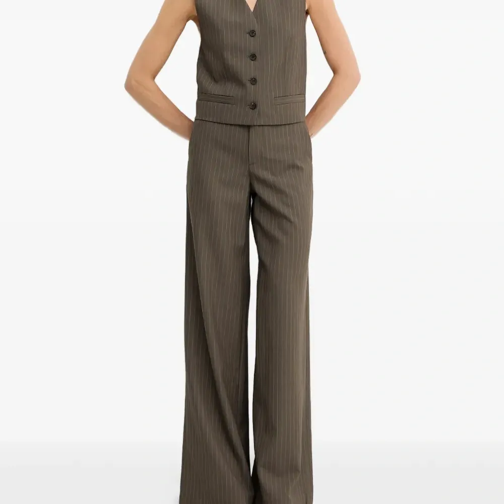 Брюки в тонкую полоску