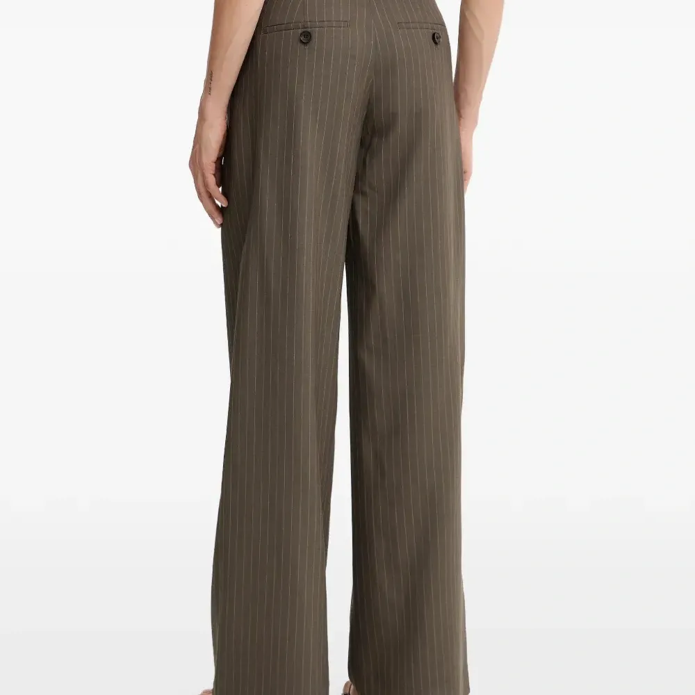 Брюки в тонкую полоску