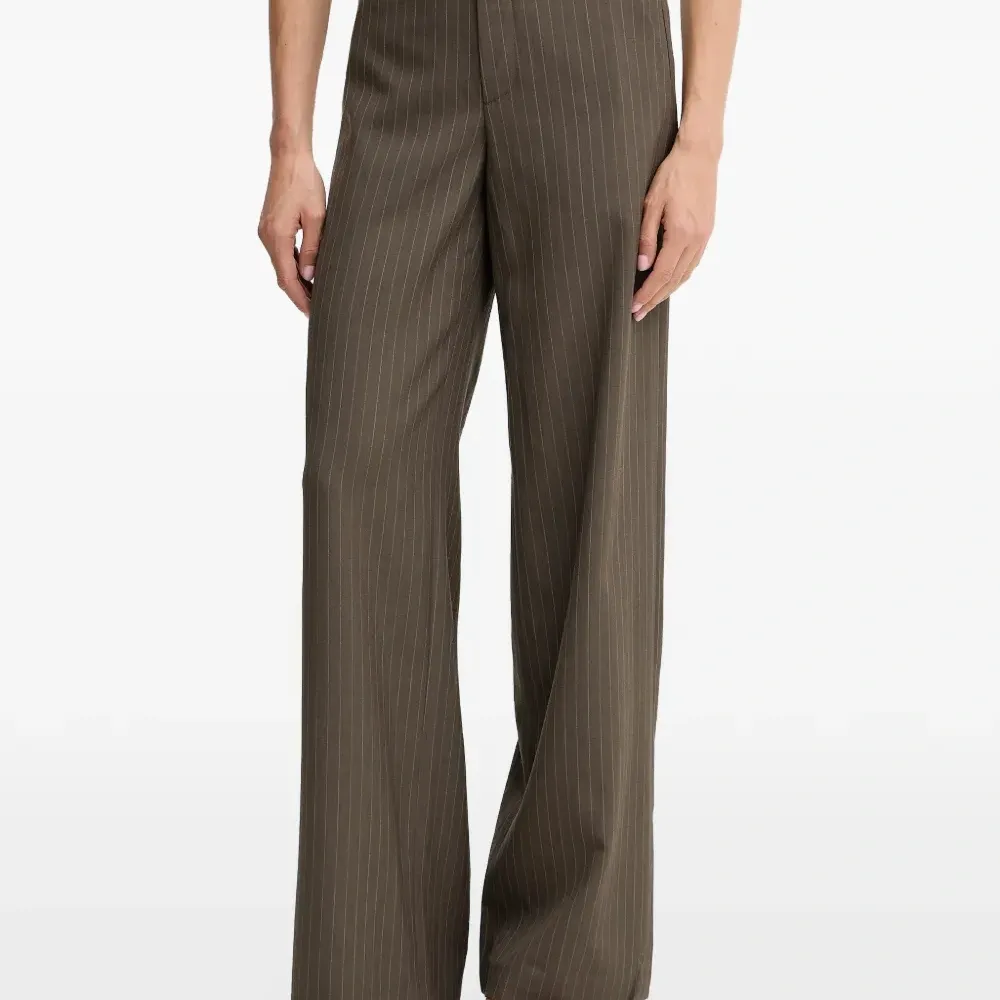 Брюки в тонкую полоску