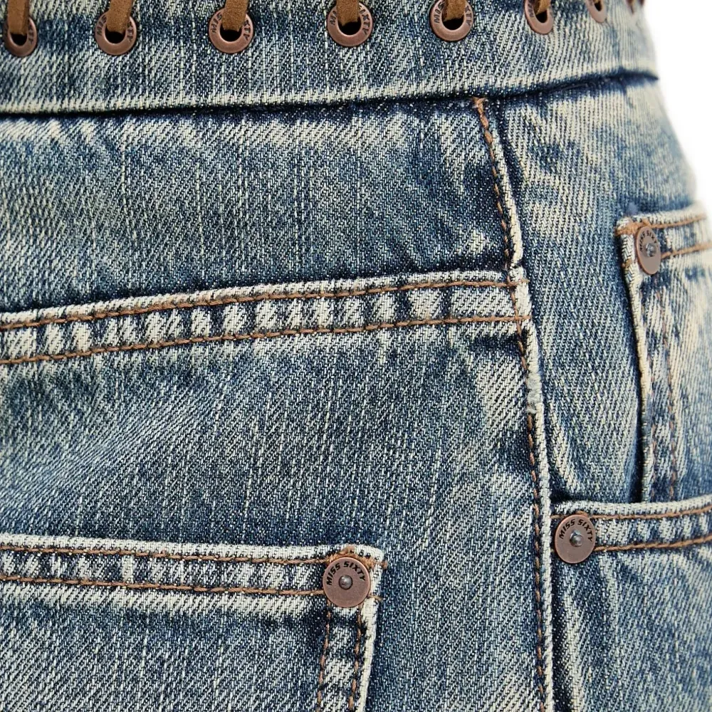 Джинсовая юбка с разрезом сбоку