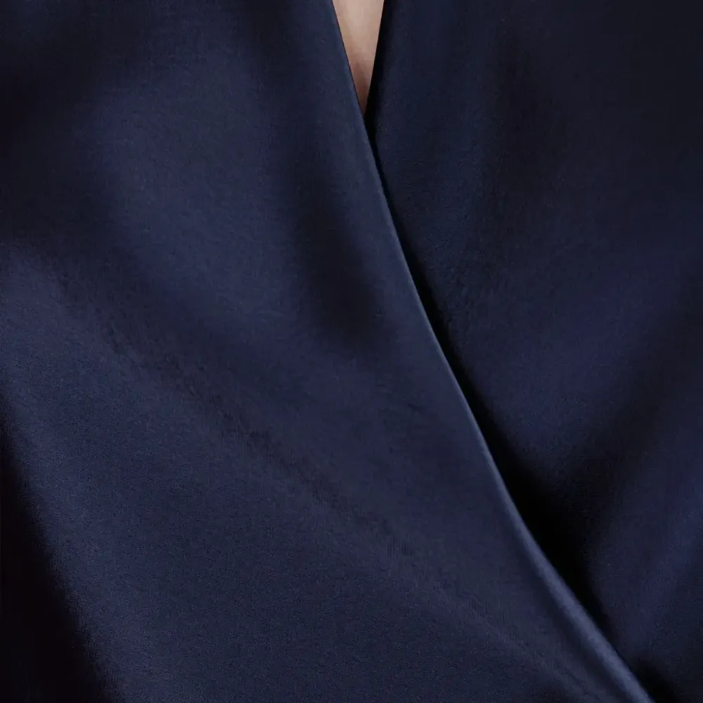 Атласная блуза на завязке вокруг шеи