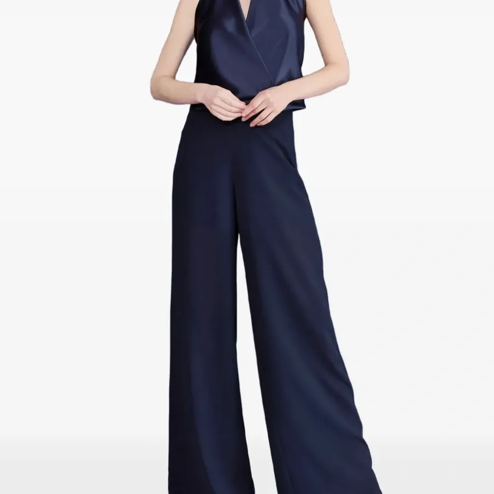 Атласная блуза на завязке вокруг шеи