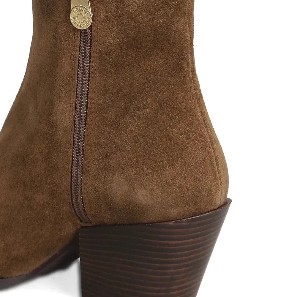 Ботильоны на блочном каблуке с заострённым носком