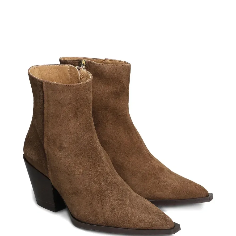 Ботильоны на блочном каблуке с заострённым носком