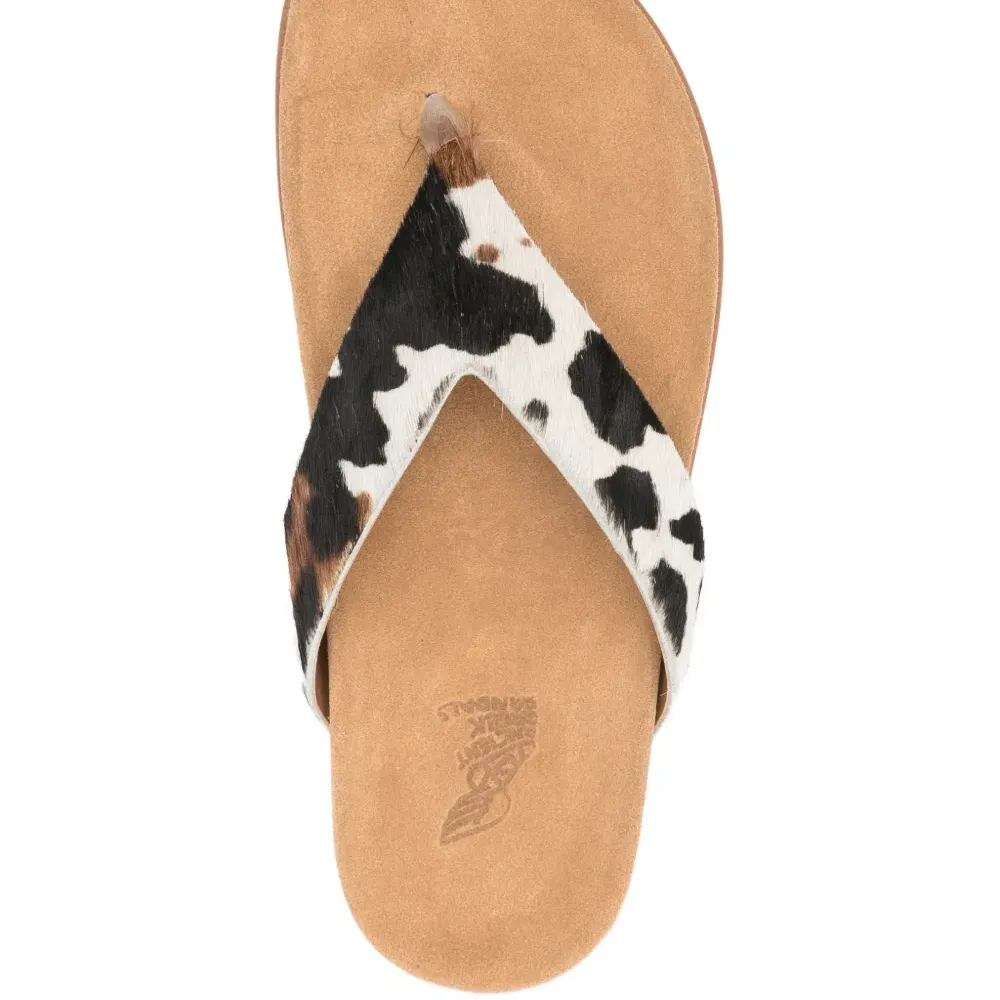 Сандалии с украшением в виде коровы