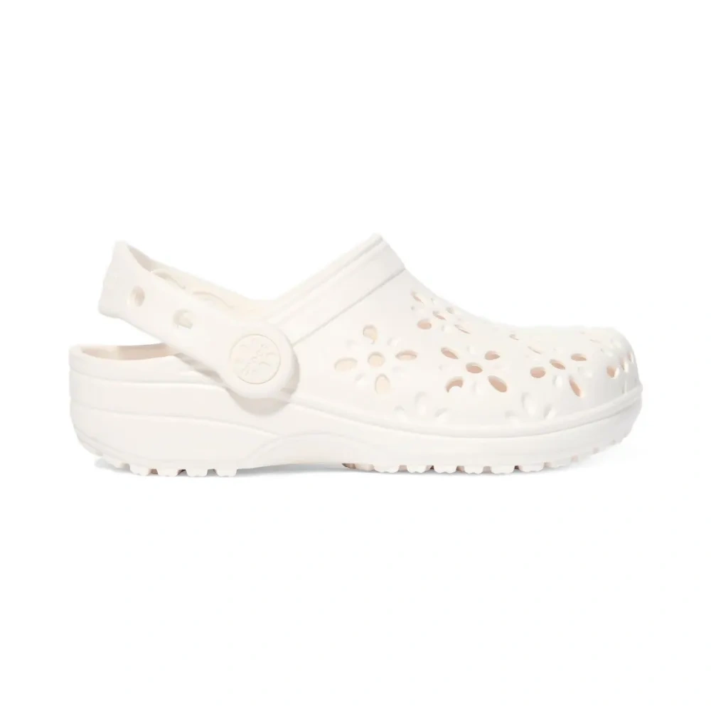 Сандалии с цветочными вырезами