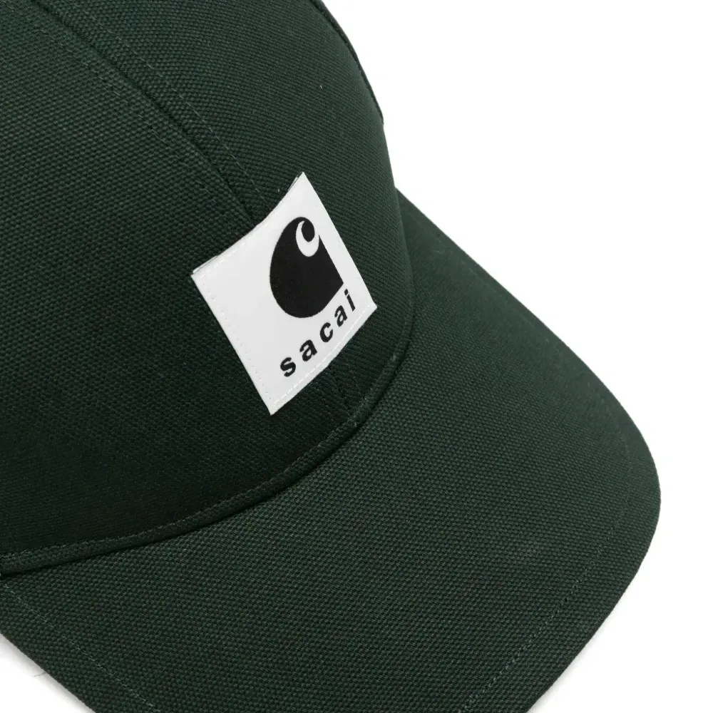 Бейсболка с нашивкой-логотипом