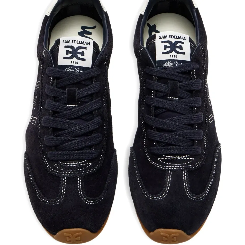 Замшевые кроссовки