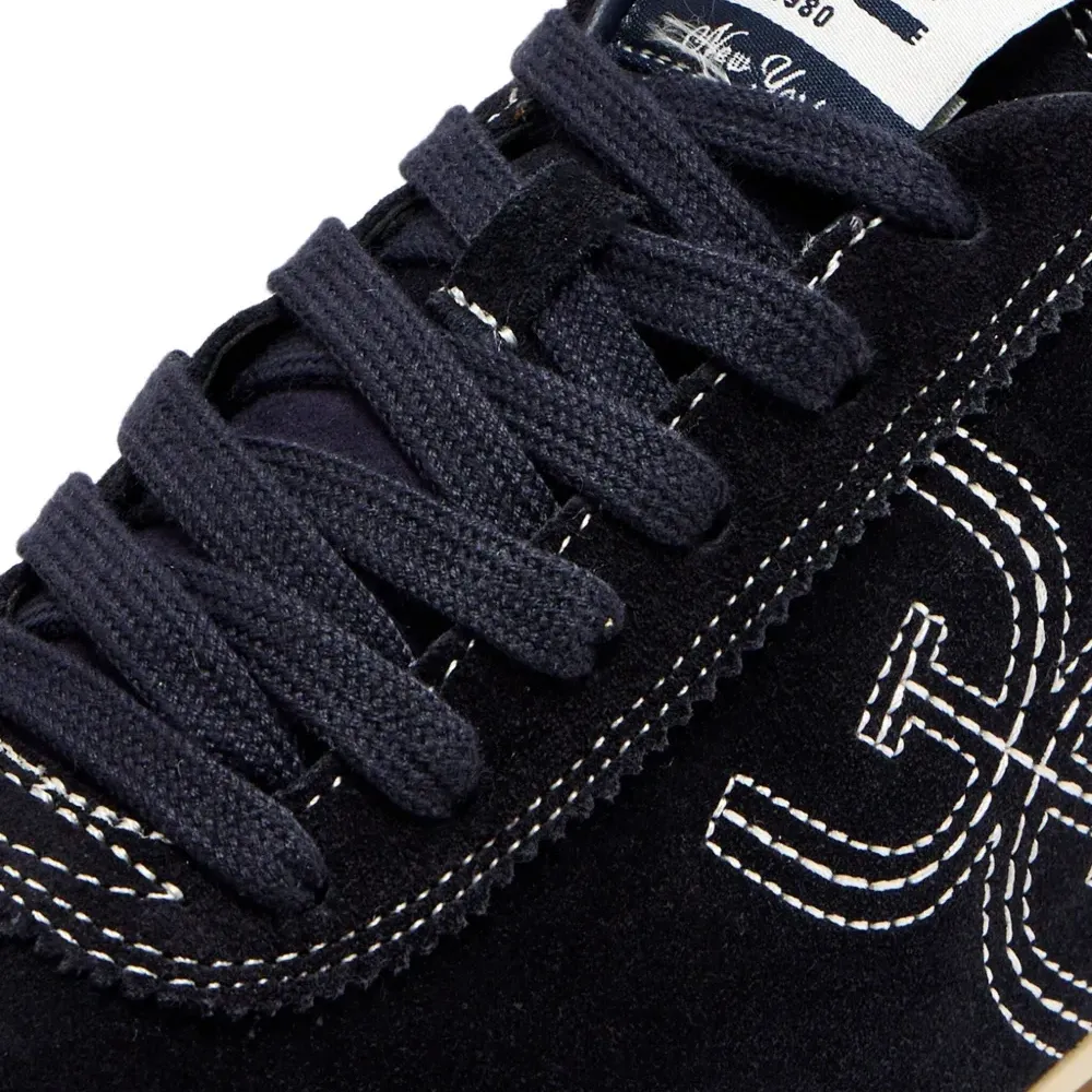 Замшевые кроссовки