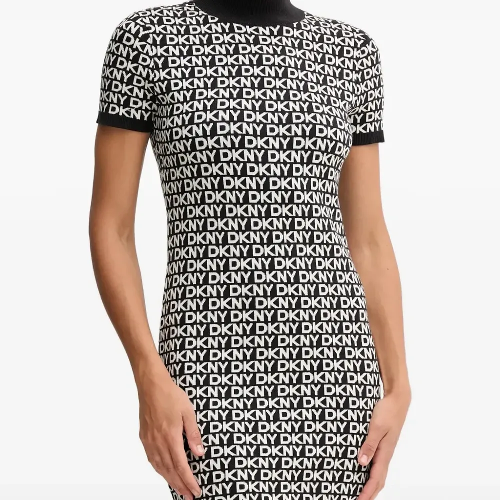 Платье мини с короткими рукавами и логотипом