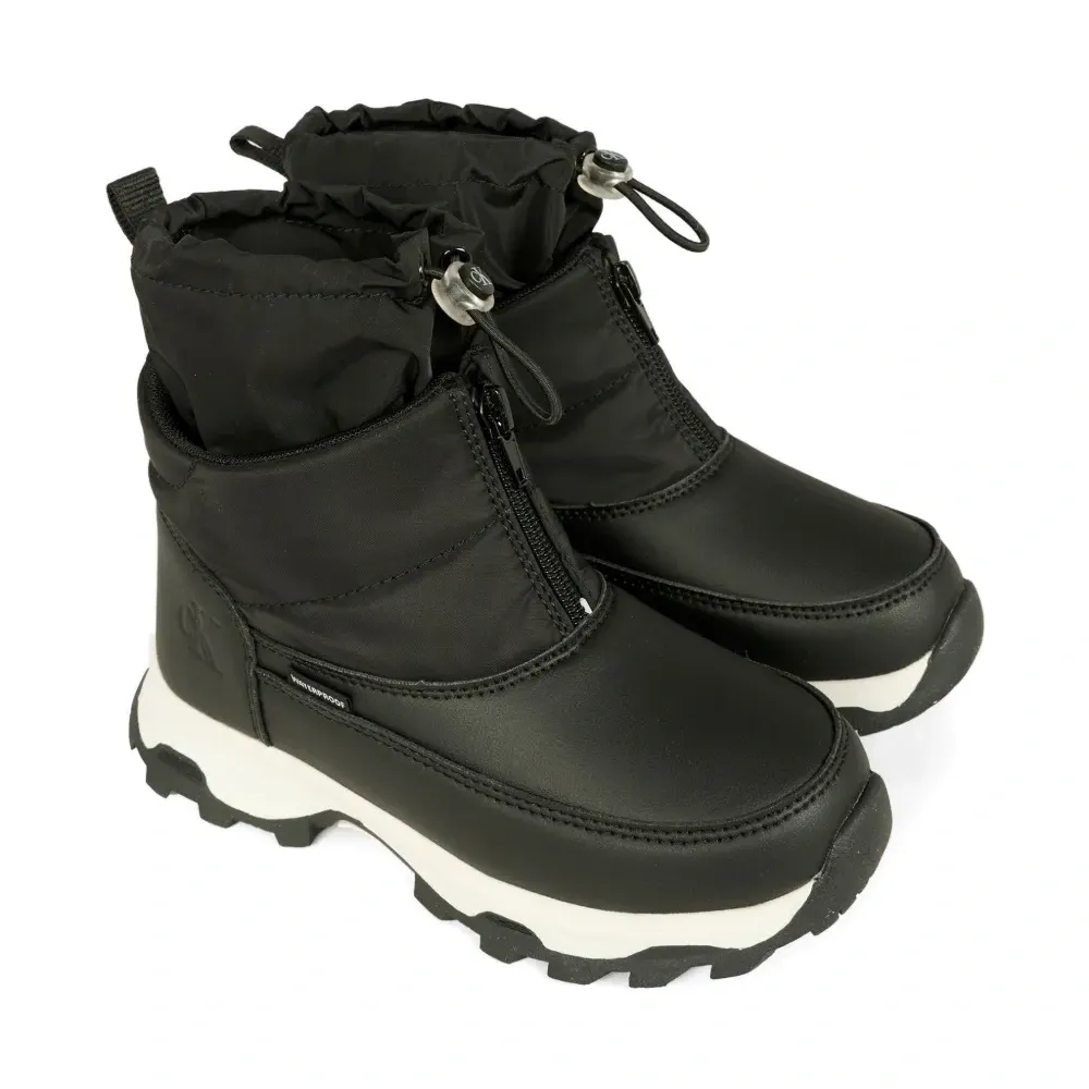 Сапоги с тиснённым логотипом