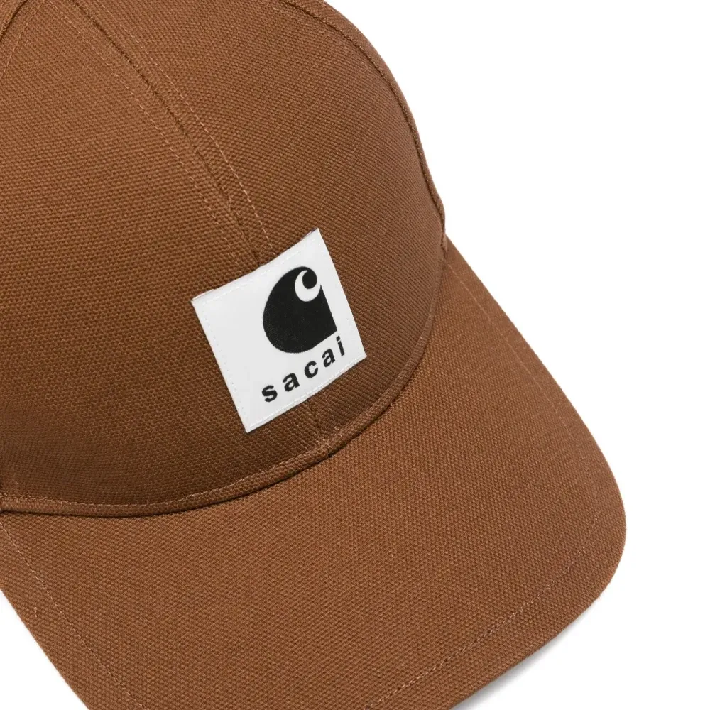 Бейсболка с нашивкой-логотипом