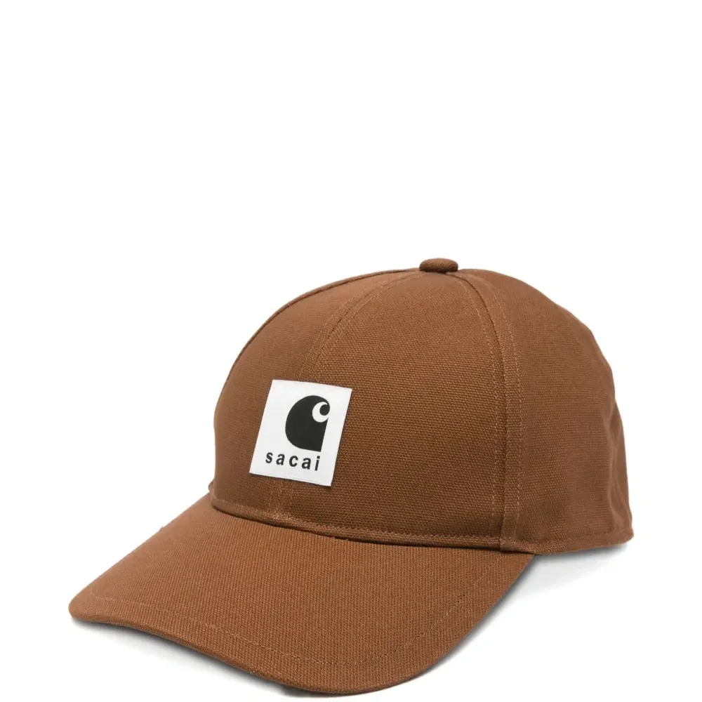 Бейсболка с нашивкой-логотипом