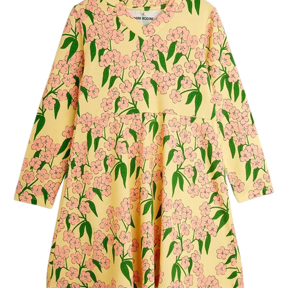 Платье с цветочным принтом и V-образным вырезом