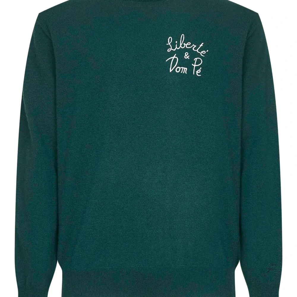 Вязаный свитер с вышивкой