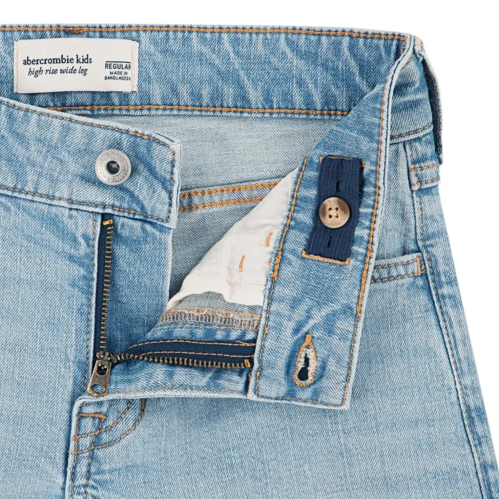 Джинсы с высокой талией и широкими штанинами