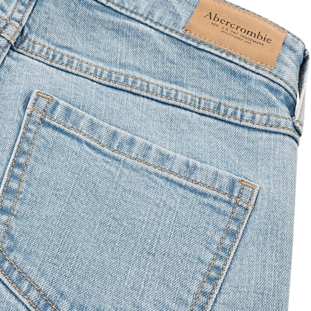 Джинсы с высокой талией и широкими штанинами