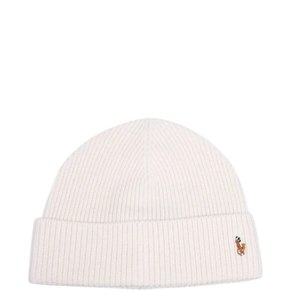 Вышитая вязаная шапка