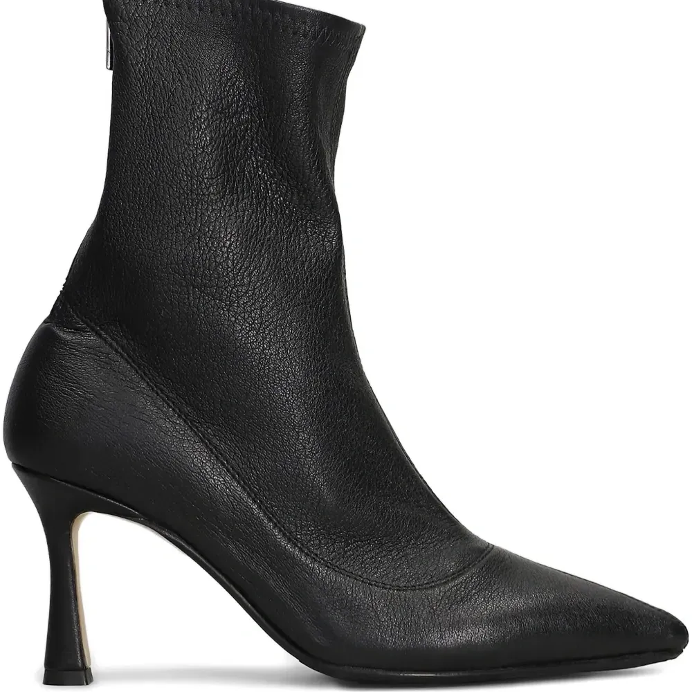 Ботильоны на каблуке с заострённым носком Ботильоны на каблуке с заострённым носком