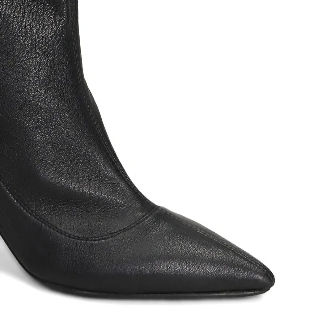 Ботильоны на каблуке с заострённым носком Ботильоны на каблуке с заострённым носком