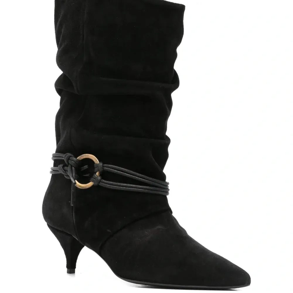 Замшевые ботильоны со сборками