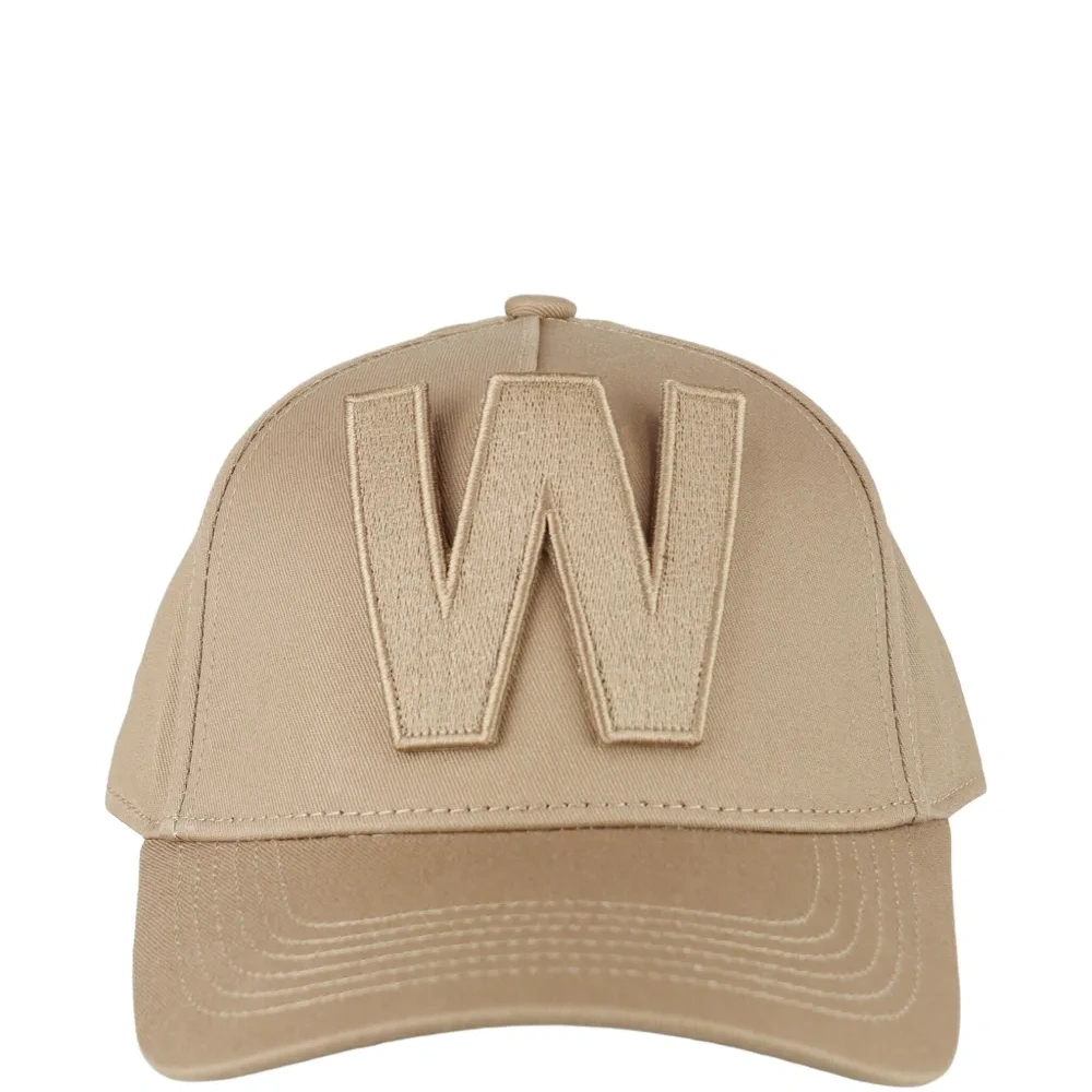 Бейсболка с нашивкой в виде буквы W