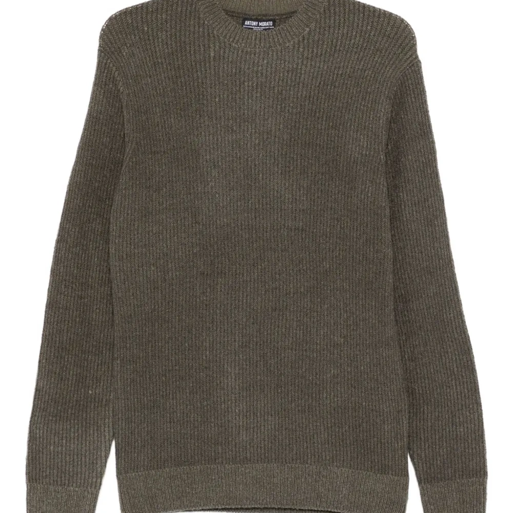 Вязаный свитер в рубчик